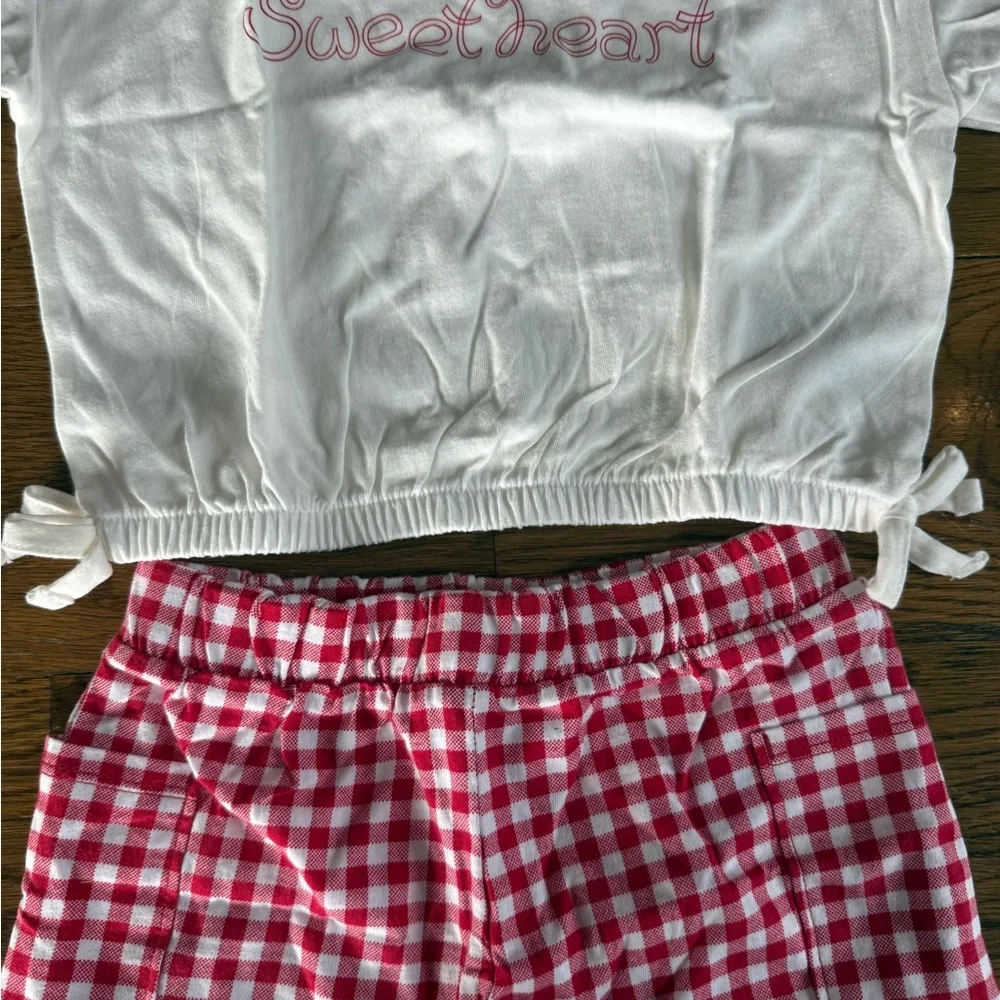 NWT. Old Navy. Sweetheart Cropped Tshirt and Red Plaid Shorts. Size 3T